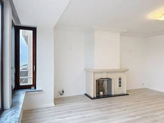 Looking for a spacious and bright apartment (with lift) on the coast? This beautifully renovated apartment with 2 large bedrooms and side sea...