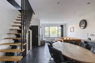 <p><span>Rustig wonen met alle voorzieningen binnen handbereik? Deze instapklare halfopen bebouwing ligt op het einde van een doodlopende straat in Burcht en combineert een rustige ligging met hedendaags wooncomfort.</span></p><p><span> </span></p><p><span>Dankzij de kwalitatieve totaalrenovatie in 2021 hoeft u zelf geen renovatiewerken meer te voorzien. Ook op energetisch vlak werd de woning grondig aangepakt: gevelisolatie, zonnepanelen en een thuisbatterij dragen bij aan het gunstige EPC-label B. Zo kiest u voor een verzorgde woning waar u meteen comfortabel kunt wonen.</span></p><p><span> </span></p><p><span>Enkele troeven in een notendop:</span></p><p><span>- Kwalitatieve totaalrenovatie in 2021</span></p><p><span>- EPC-label B en asbestveilig</span></p><p><span>- Oprit en bijzonder ruime garage</span></p><p><span>- Veel natuurlijk daglicht dankzij grote raampartijen</span></p><p><span>- Drie volwaardige slaapkamers</span></p><p><span> </span></p><p><span>Indeling</span></p><p><span>Via de inkomhal betreedt u de aangename, lichtrijke leefruimte met aansluitend de open, volledig ingerichte keuken. Verder bevinden zich op het gelijkvloers een badkamer met ligbad, douche en dubbele wastafel, een praktische berging en een bijzonder ruime garage.</span></p><p><span>Buiten geniet u van een aangenaam terras en een onderhoudsvriendelijke tuin met kunstgras. Het perceel wordt afgesloten door een automatische poort. De oprit biedt bijkomende parkeergelegenheid.</span></p><p><span> </span></p><p><span>De eerste verdieping omvat twee ruime slaapkamers van circa 15 m² en 12 m². Op de tweede verdieping bevindt zich de ruime derde slaapkamer.</span></p><p><span> </span></p><p><span>Zoekt u een afgewerkte woning waar u zonder verbouwzorgen meteen uw intrek kunt nemen? Contacteer Axel Lenaerts voor meer informatie of een bezoek ter plaatse.</span></p><p><span> </span></p>