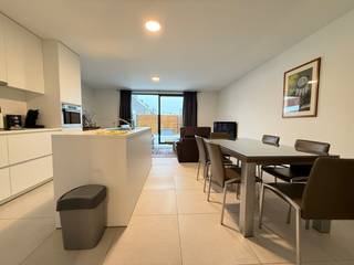 Dit instapklaar één-slaapkamerappartement vinden we terug op de gelijkvloerse verdieping, met een uitstekende ligging in het centrum van Tielt!<br /><br />Indeling van het appartement:<br />Lichtrijke leefruimte met open keuken (gootsteen, keramische kookplaat, dampkap, oven, koelkast en vaatwasmachine), berging met aansluiting voor wasmachine, gastentoilet, slaapkamer en badkamer met inloopdouche.<br /><br />Via de leefruimte is er toegang tot het gezellige terras en tuin. Er is toegang via de tuin naar het achterliggende parkeerterrein en gemeenschappelijke fietsenberging. <br /><br />Staanplaats en gemeenschappelijke berging inbegrepen in de huurprijs.<br />De maandelijkse syndicuskosten bedragen € 35.<br />Het appartement is beschikbaar vanaf 01/02/2026.<br /><br />Enkele troeven:<br />- Energiezuinig (verwarming op aardgas);<br />- 2 privatieve zonnepanelen;<br />- Instapklaar.<br /><br />Contacteer ons voor uw bezoek!