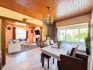 Karaktervolle HALFOPEN WONING met RENOVATIEPOTENTIEEL en ZONNIGE TUIN op RUSTIGE LOCATIE in MAARKEDAL. Deze HALFOPEN BEBOUWING biedt een RUIM WOONVOLUME met tal van mogelijkheden voor HERINRICHTING of UITBREIDING, ideaal voor wie op zoek is naar een GEZINSWONING die volledig naar eigen smaak kan worden afgewerkt. De woning beschikt over een LICHTRIJKE WOONKAMER, KEUKEN, VERANDA, BADKAMER, BUREAURUIMTE en drie VOLWAARDIGE SLAAPKAMERS, waarvan één met VASTE TRAP naar een INRICHTBARE ZOLDER – perfect als EXTRA SLAAPKAMER of HOBBYRUIMTE. De ZUIDGERICHTE TUIN is volledig AFGESLOTEN en biedt maximale PRIVACY en RUST in een GROENE OMGEVING. Dankzij de BREDE OPRIT en de PRAKTISCHE GARAGE is er steeds voldoende PARKEERGELEGENHEID. Gelegen op een LANDELIJKE LOCATIE in het charmante MAARKEDAL, combineert deze woning het beste van RUST, RUIMTE en BEREIKBAARHEID – een uitstekende basis voor wie droomt van WONEN in het hart van de VLAAMSE ARDENNEN.<br /><br /><strong>EXTRA TROEF:</strong> MET SLOOP- EN HEROPBOUWPOTENTIEEL VOOR TWEE HOB’S op CENTRALE EN RUSTIGE LOCATIE IN MAARKEDAL. Deze eigendom met ruime perceelbreedte biedt niet alleen een degelijk woonvolume maar ook een unieke kans voor PROJECTMATIGE ONTWIKKELING OF NIEUWBOUW op maat.<br /><br />Adres: Koekamerstraat 35 te Schorisse (Maarkedal)<br /><br /><span>G-score + P-score A. Renovatieverplichting van toepassing.</span>