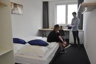 <p>Ben jij op zoek naar een zorgeloze investering met een interessant rendement? Maak kennis met deze charmante studentenkamer, die momenteel via een hostel-formule (the ASH) verhuurd wordt. Gelegen op de eerste verdieping van een recent gebouw, is dit de perfecte ruimte voor studenten die een rustige en stijlvolle woonplek zoeken, dichtbij alles wat Antwerpen te bieden heeft.</p>
<p>De kamer is voorzien van eigen sanitair, inclusief een toilet, wastafel en een douche, waardoor je volledige privacy hebt. Geen gedeelde voorzieningen nodig! Daarnaast heb je toegang tot een gedeelde keuken en buitenruimte, ideaal om samen te komen met medestudenten of om van het mooie weer te genieten.</p>
<p>Deze kamer biedt een gewaarborgd huurinkomen van €478,32/maand voor dit jaar, dat jaarlijks wordt geïndexeerd. Het beheer van de kamer is in handen van een professionele beheerder die, minstens tot en met 2034, autonoom instaat voor de verhuur. Hierdoor hoeft u als eigenaar zelf geen stappen te ondernemen en geniet u van een zorgeloos en stabiel rendement.</p>
<p>Wat deze kamer extra aantrekkelijk maakt, is de ligging. Gelegen vlakbij Park Spoor Noord, ben je op wandelafstand van belangrijke onderwijsinstellingen zoals AP hogeschool en de universiteit. Bovendien vind je in de buurt tal van gezellige cafés, restaurants en winkels, perfect voor een student die zowel wil studeren als genieten van zijn vrije tijd. De locatie biedt alles wat je nodig hebt: rust, groen en de dynamiek van de stad.</p>
<p>Meerdere kamers beschikbaar.</p>
<p>Interesse in deze interessante investering? Contacteer LISTED: +32 3 283 51 51.</p>