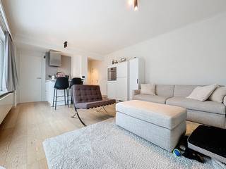 Appartement entièrement rénové, prêt à emménager, offrant une magnifique vue sur la jetée et la rue commerçante, situé au centre dans une rue latérale de la digue à Nieuwpoort-Bad.<br />Disposition : hall d’entrée, salle de bains avec douche à l’italienne, lavabo simple et toilette, séjour lumineux avec vue sur mer, balcon, cuisine ouverte et équipée, ainsi qu’une chambre.<br />L’appartement est vendu avec une cave incluse. Cet appartement est idéal comme résidence secondaire et/ou comme bien d’investissement.