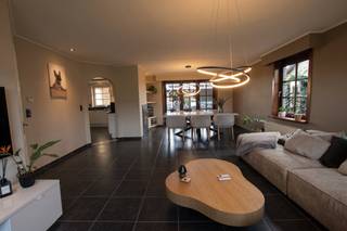 Bent u op zoek naar een huis te koop op een absolute droomlocatie? Deze karaktervolle open bebouwing in Reppel, biedt een oase van rust en privacy. De woning is volledig omgeven door landbouwgebied, waardoor u dagelijks geniet van een vrij uitzicht en gegarandeerde stilte, terwijl het bruisende centrum van Reppel en Bree zich op korte afstand bevinden.<br /><br />Indeling: <br /><br />Kelder:<br />volledige pand is onderkelderd, grotendeels met een kelder en het overige deel met een kruipkelder<br /><br />gelijkvloers:<br />-inpandige garage<br />- hal<br />- Berging met douchekamer <br />- Keuken<br />- Woonkamer<br />- Toilet<br />- Inkomhal<br />- Bureau, ook in te richten als slaapkamer<br /><br />eerste verdieping:<br />- 4 slaapkamers<br />- badkamer<br />- nachthal<br /><br />Zolder<br />- zolderruimte<br /><br />Een van de absoluut grootste troeven van dit huis is de buitenruimte. De zuidgerichte tuin garandeert dat u de hele dag door van de zon kunt genieten. Vanop het terras kijkt u uit over de achterliggende, idyllische weides, wat zorgt voor een dagelijks gevoel van vakantie in eigen tuin.<br /><br />Bestuursmaatregelen in het maatregelenregister: in aanvraag