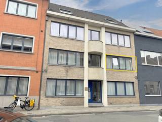 Appartement gelegen op de eerste verdieping (opgelet, geen lift!), De indeling is de volgende: lichtrijke woonkamer, geïnstalleerde keuken met toestellen (oven, vaatwasser, frigo/diepvriezer) en eetplaats. Verder is er een badkamer met ligbad/douche, lavabo, toilet, en aansluiting wasmachine. Het appartement beschikt over één slaapkamer met toegang tot het zonnige balkon. Het appartement beschikt ook over een privé kelder. Aparte tellers elektriciteit en water. Uitstekende ligging nabij supermarkten, invalswegen, openbaar vervoer, ... Kleinschalig gebouw zonder syndicus. Uitermate geschikt voor alleenstaande of koppel. Vrij vanaf 16/07/2026. Huurprijs 795 euro/maand + 35 euro/maand gemeenschappelijke kosten. Onderhoud airco en ventilatiesysteem privatieve kost