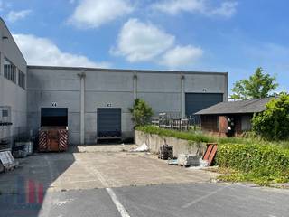 Centraal gelegen magazijnruimte met een oppervlakte van ca. 2.850 m², gelegen in de industriezone Herdersbrug.<br /><br />De magazijnruimte met een vrije hoogte van +/- 6,60 m vrije hoogte is toegankelijk via 2 laadkades en 2 automatische sectionale poorten (5.10 B x 4.70 H). Bijkomend is de ruimte voorzien van sanitair, de nodige elektrische voorzieningen, verlichting, een lichtstraat en een polybetonvloer in goede staat. Via een trap is er een directe toegang tot een kantoorruimte van +/- 108 m².<br /><br />Strategisch gelegen op slechts 2,6 km van de Expressweg (N31), met vlotte verbindingen naar zowel de A11 als de E40.<br />Tevens mogelijkheid om extra kantoorruimte te huren. Onmiddellijk beschikbaar. Ruime parkeer- en manoeuvreerruimte voorzien op het terrein.<br /><br />Contacteer PANORAMA B2B voor bijkomende (technische) informatie of een vrijblijvend plaatsbezoek via 0476 215 115.