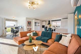 Heel knusse gelijkvloerse woning (104m²) met 3 slaapkamers en zuidgerichte tuin met uitzicht op groen te Budingen. Belangrijkste troeven:- Rustige...