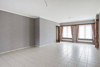 <p>Op een uitstekende locatie, op wandelafstand van het centrum van Sint-Lenaarts, bevindt zich deze verzorgde en degelijke gelijkvloerse woning uit 1991. De woning verkeert in zeer goede staat en is gelegen op een perceel van ca. 741 m².</p>
<p>Met een bewoonbare oppervlakte van ca. 187,50 m², inclusief de inpandige garage, biedt deze woning een comfortabele indeling en bovendien nog extra uitbreidingsmogelijkheden dankzij de ruime zolder, die via een vaste trap vanuit de garage bereikbaar is en verder kan worden ingericht.</p>
<p>Bij het betreden van de woning komt u in de inkomhal, die toegang geeft tot de ruime en lichtrijke leefruimte met grote raampartijen. Aansluitend bevindt zich de veranda, waar u het hele jaar door kunt genieten van een mooi zicht op de tuin. Vanuit zowel de veranda als de keuken kijkt u uit op de verzorgde achtertuin. Naast de keuken bevindt zich een praktische, koele berging.</p>
<p>Via de nachthal bereikt u drie volwaardige slaapkamers, een apart gastentoilet en een ruime badkamer, uitgerust met een ligbad, douche en dubbele wastafel, alsook de kelder. Verder is er een praktische wasplaats met een tweede toilet en een rechtstreekse doorgang naar de inpandige garage.</p>
<p>Een bijzondere troef is het perceel bouwgrond dat zich rechts naast de woning bevindt. Dit perceel maakt vandaag deel uit van de tuin, waardoor het geheel momenteel een totale oppervlakte heeft van ca. 1.091 m². Het bouwperceel kan optioneel worden aangekocht voor een prijs van € 179.000,00, wat interessante mogelijkheden biedt voor de toekomst, zowel voor eigen gebruik als investering.</p>
<p></p>