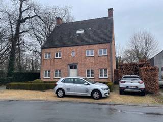 EERSTE VERDIEPINGAppartement op de eerste verdieping in charmant en kleinschalig gebouw. Beschr: inkom, woonkamer met aansluitend bureauruimte of...