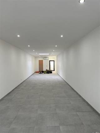 Volledig gerenoveerde handel- of kantoorruimte gelegen op commerciële locatie te Mechelsesteenweg te DendermondeOp zoek naar een strategisch gelegen...