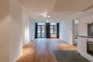 Dit recente appartement geniet een uitzonderlijke ligging in het historische centrum van Brussel, op wandelafstand van de Grote Markt (±300 m) en Manneken Pis (±50 m). <br />Dankzij de open architectuur en grote raampartijen baadt de woonruimte in natuurlijk licht, wat zorgt voor een aangenaam gevoel van ruimte en comfort.<br />Met een bewoonbare oppervlakte van ca. 100 m² is dit instapklare appartement bijzonder ruim en praktisch ingedeeld. <br />De inkomhal beschikt over een apart gastentoilet en geeft toegang tot de lichtrijke leef- en eetruimte met een terras. Aansluitend bevindt zich de halfopen, volledig ingerichte keuken.<br />Het appartement telt twee volwaardige slaapkamers. <br />De master bedroom beschikt over een badkamer met ligbad, terwijl de tweede slaapkamer is uitgerust met een aparte douchekamer. Daarnaast is er een handige berging aanwezig.<br />Verder beschikt het appartement over een privatieve kelderberging. In het gebouw zijn bovendien een gemeenschappelijke fietsenberging en wasruimte voorzien.<br />Het appartement werd verhuurd aan €1.450 per maand, wat het uitermate interessant maakt als investeringspand of als AIRBNB!<br /><br />Sterke punten:<br />• Toplocatie centrum Brussel<br />• Recent en energiezuinig gebouw <br />• Volledig instapklaar<br />• Ideaal als opbrengsteigendom<br />• Verhuurklaar<br />________________________________________<br />Technische gegevens<br />• Bouwjaar: 2017<br />Comfort &amp; voorzieningen<br />• Terras<br />• Lift<br />• Kelderberging<br />• Ventilatiesysteem<br />• Gemeenschappelijke fietsenberging en wasplaats