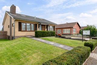 Deze gerenoveerde woning met 5 slaapkamers en tuin is rustig gelegen, doch ook zeer strategisch gelegen op 5 km van het centrum en slechts 8 km van de Nederlandse grens.
Deze ruime woning (circa 215 m²) heeft een zo goed als totaalrenovatie ondergaan de afgelopen jaren waardoor het ook een goede EPC C score heeft behaald.

Bekijk ook zeker de praktische indeling op onze website via deze link : https://www.vastgoedservice.be/vgs4/pand_one.asp?Immo_ID=19775.

Hier even een opsomming van de belangrijkste punten :
•	Dak vernieuwd geweest + geïsoleerd 
•	Bovenverdieping volledig ingericht
•	3 slaapkamers en/of bureauruimte beneden + 2 slaapkamers boven
•	PVC ramen geplaats met HR beglazing
•	Verwarmde veranda met glazen schuifwanden
•	Badkamer + toilet zeer recent (2024) vernieuwd 
•	Volledig Kelder inclusief garage met automatische poort
•	Elektrische kachel, sproei installatie in de tuin, enz… 

Kortom een zeer leuke woning dat zeker een bezoek waard is !

Voor verdere informatie kan U steeds terecht op ons kantoor. 014/82.15.15.