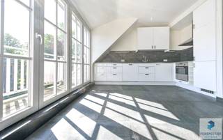 KNESSELARE - RICHTPRIJS - Ruim en modern woonappartement (bouwjaar 2020) met 2 slaapkamers en terras.<br />Het appartement beschikt over een praktische inkomhal met berging en apart toilet. Verder zijn er twee volwaardige slaapkamers en een badkamer uitgerust met een douche en lavabomeubel.<br />De grote, lichtrijke leefruimte sluit aan op een volledig ingerichte open keuken en geeft rechtstreeks toegang tot het zongerichte terras<br /><br />Richtprijs: 269.000 EUR -  De vermelde prijs is een richtprijs: ieder bod wordt voorgelegd aan de eigenaars, die al dan niet kunnen ingaan op het voorstel.<br /><br />Contacteer PERSPECTIEF VASTGOED – 7 op 7 bereikbaar – voor meer informatie of een bezoek.<br />Bel 050/550.750 of mail naar info@perspectiefvastgoed.be.