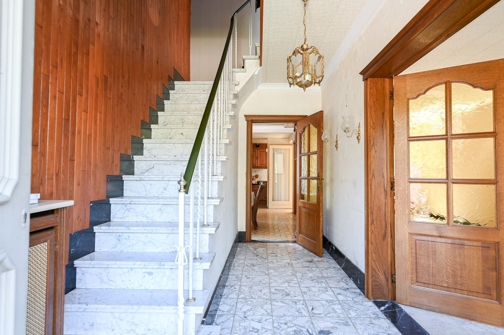 Ruime woning met 3 slaapkamers, vernieuwd dak en vergund schoonheidssalon. - photo 2