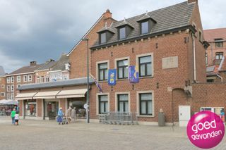 ZEER RUIM HANDELSPAND van 450 m² - UITZONDERLIJKE LIGGING OP DE GROTE MARKT - MET GARAGENeem een vliegende start met uw bedrijf of filiaal op deze...
