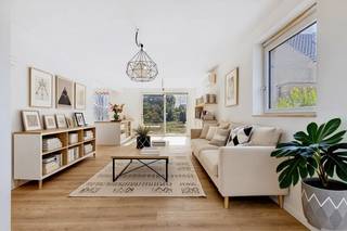 La conception du cabinet d'architecture VelDK et de l'entrepreneur total Mobble combine un style architectural moderne avec une construction en...