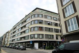 Thuiswerken hier of ontspannen na de dagtaak ? Altijd prachtig zicht op de Leie.<br />Deze woonst bevindt zich op wandelafstand van Gent Sint Pieters. Er is lift, maar de 2e verdieping is ook met de trap te doen.<br />Alle plaatsen zijn ruim bemeten, overal (travertin)vloer.<br />Balkon zijdelings zicht op het water, aan de grootste slaapkamer.<br />Vrij vanaf 01/07 ek.<br />Syndic: 125,-/maand, <br />Bij het app. kan ook een grote garage à 125,-/maand (voor auto + # fietsen + motor) bijgehuurd worden<br />De huidige huurder vertrekt naar buitenland en zou graag alle meubelen, incl TV 1 jr oud & huisraad overlaten aan 2.500,-€. bespreekbaar.