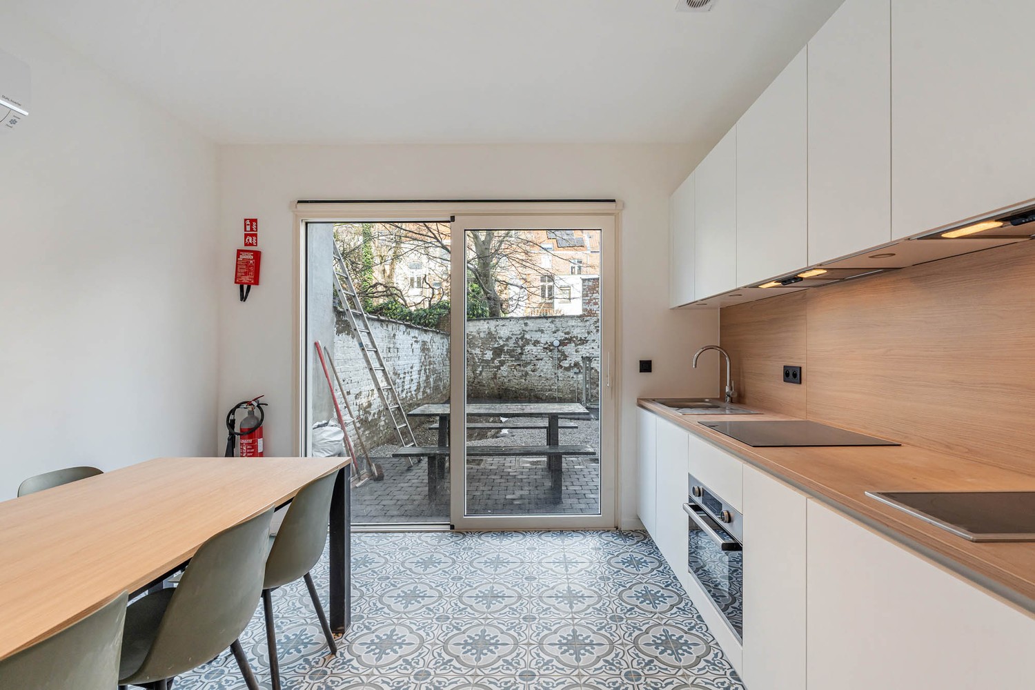 TOTAALRENOVATIE - Goed gelegen en gemeubelde studentenkamer met eigen sanitair (wc, douche &amp; wastafel)! - foto 4