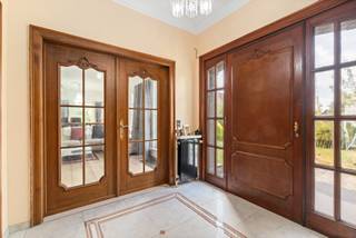<p>[[ DIT PAND NEEMT DEEL AAN DE ERA OPEN HUIZEN DAG OP 19/9 VAN 17:30 TOT 18:30 ]]</p>

<p> </p>

<p><strong>Op zoek naar een ruime villa met 6 slaapkamers, grote tuin en extra bouwgrond? Gevonden!</strong></p>

<p> </p>

<p>Deze verrassend ruime villa van ca. 335 m² is gelegen op een hoekperceel van 8a08ca, aangevuld met maar liefst 4a39ca bouwgrond, momenteel ingericht als tuin. Een eigendom met bijzonder veel ruimte en mogelijkheden!</p>

<p> </p>

<p>De woning beschikt op het gelijkvloers over een inkomhal met gastentoilet, ruime leefruimte, keuken, badkamer, nachthal met ingebouwde kasten, 4 slaapkamers en een bureel. Daarnaast zijn er een veranda, terras, grote tuin, dubbele inpandige garage en kelder. Op de eerste verdieping bevinden zich een nachthal, slaapkamer, badkamer, toilet, dressing, bureel, zolderruimte en multifunctionele kamer. Dankzij deze veelzijdige indeling zijn er tal van mogelijkheden voor een groot gezin, zelfstandige of hobbyist.</p>

<p> </p>

<p>Buiten geniet je van een ruime groene tuin die tevens bouwgrond omvat, met tal van mogelijkheden voor de toekomst. De dubbele garage en ruime parkeermogelijkheden zijn bovendien een absolute troef.</p>

<p> </p>

<p><strong>Een uitzonderlijk ruime eigendom met 6 kamers, 3 badkamers en maar liefst 4a39ca extra bouwgrond. Interesse? Contacteer ons snel voor een bezoek!</strong></p>
