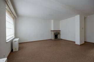 <p>Bij het betreden van dit gelijkvloers appartement komen we binnen in de inkomhal, vanwaar we vlot toegang hebben tot de eet- en leefruimte met aansluitend een praktische keuken.</p>
<p>Het appartement beschikt verder over drie slaapkamers en een badkamer met douche. De verwarming gebeurt via een elektronische accumulatiekachel.</p>
<p>In de ondergrondse garage is een autostaanplaats voorzien, evenals een afgesloten berging.</p>
<p>Contact<br />Voor meer informatie of een bezichtiging kan u ons steeds bereiken op 0499/30.87.87 of via info@immo-bosmans.be</p>