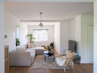 <p><span>Op zoek naar een gezellige, instapklare en energiezuinige woning op een centrale locatie in Deinze? Deze charmante woning is gelegen op een perceel van 468 m² en beschikt over een bewoonbare oppervlakte van 172 m². De woning werd recent volledig gerenoveerd en combineert een moderne afwerking met een warme en huiselijke sfeer.</span></p>
<p><span>Via de inkomhal met gastentoilet kom je terecht in een ruime en lichtrijke leefruimte. De gezellige living van 25,76 m² sluit naadloos aan op de bijzonder ruime leefkeuken van maar liefst 34,20 m². Een heerlijke plek om samen te koken, te tafelen en gezellig tijd door te brengen. Aansluitend is er een praktische berging en bovendien beschikt de woning over een kelder.</span></p>
<p><span>Vanuit de leefruimte heb je toegang tot de aangename en zonnige tuin. Deze werd recent opnieuw aangelegd en beschikt over een overdekt terras en een praktische buitenberging. De ideale plek om te genieten van zonnige dagen en lange zomeravonden.</span></p>
<p><span>Op de eerste verdieping bevinden zich twee volwaardige slaapkamers van 11,50 m² en 7,50 m² en een badkamer met douche. Het gerenoveerde zolderverdiep vormt een echte blikvanger en werd ingericht als een prachtige, charmante master bedroom.</span></p>
<p><span>Ook op praktisch vlak heeft deze woning heel wat troeven. Zo is er een oprit met plaats voor twee wagens en bevindt zich in de straat achter de woning een gratis parkeerpleintje voor extra parkeermogelijkheden. Dankzij de recente renovatie, moderne afwerking en zonnepanelen is de woning bovendien volledig instapklaar en energiezuinig.</span></p>
<p><span>Een bijzondere troef is de ligging aan de Zevenbeekvallei. Vanuit de woning wandel of fiets je zo de natuur in en geniet je van een prachtige groene omgeving. Tegelijkertijd bevinden het centrum van Deinze en de nodige winkels, scholen en voorzieningen zich op korte afstand.</span></p>
<p><span>Deze woning biedt werkelijk het beste van twee werelden: </span><strong><span>de rust en het groen van de Zevenbeekvallei, gecombineerd met het comfort van een moderne, volledig gerenoveerde woning op een centrale locatie.</span></strong></p>
<p><span>Een warme en karaktervolle woning waar je je vanaf het eerste moment thuis voelt.</span></p>