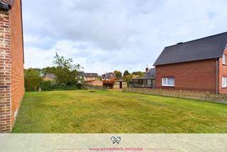 Met een oppervlakte van 410 m² biedt dit perceel in Neeroeteren alle ruimte om jouw ideale gezinswoning te bouwen, mét een gezellige tuin om van te genieten.<br /><br />Belangrijkste troeven:<br />📏 Perceelbreedte: ± 12,5 meter<br />📏 Perceeldiepte: ± 32 meter<br />🏡 Bestemming: eengezinswoning<br />🏗️ Bouwvorm: geschakelde bebouwing in één bouwblok<br />🎨 Gevelhoogte &amp; materialen: af te stemmen op de woning op perceel 280C (Dennenstraat nr. 57)<br /><br />Waarom kiezen voor deze locatie?<br />✅ Gelegen in een rustige woonomgeving<br />✅ Dicht bij het prachtige natuurgebied Tösch-Langeren — ideaal voor wandelaars en natuurliefhebbers<br />✅ Perfecte combinatie van wonen in het groen én vlot bereikbaar<br /><br />Zie jij jezelf hier al wonen?<br />Neem vrijblijvend contact met ons op voor meer informatie of om een afspraak te maken.