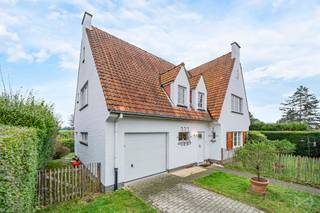 <p><span>Discover this charming villa located in a quiet neighborhood in Rhode-Saint-Genèse, close to numerous amenities, on a plot of approximately 712 m². It offers a living area of approximately 151 m² and a total gross surface area of approximately 243 m².</span><span></span></p>
<p><span>On the ground floor, you will find an entrance hall with a separate toilet and cloakroom, a fully equipped kitchen with a laundry area, a dining room open to a bright living room with access to the garden, as well as a garage with a sectional door.</span><span></span></p>
<p><span>Upstairs, there are four beautiful bedrooms of 9 m², 14 m², 16 m² and 17 m², one of which includes a shower room, as well as a bathroom equipped with a bathtub, a toilet and a double washbasin.</span></p>
<p><span>An unfinished attic provides additional storage space.</span><span></span></p>
<p><span>Outside, you will enjoy a pleasant garden with little to no overlooking neighbors, complemented by a terrace.</span><span></span></p>
<p><span>This villa offers great potential, notably thanks to its brightness, easy parking and sought-after location.</span><span></span></p>
<p><span>Technical aspects: PEB E (434 kWh/m²/an) – wooden double-glazed window frames – gas boiler – non-compliant electrical installation.</span><span></span></p>
<p><span>Would you like to arrange a viewing or obtain further information? Contact us at 02 319 46 46 or by e-mail: admin.bw.centre@weinvest.be.</span></p>