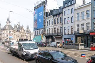 <p><span>ANTWERPEN (CENTRUM) | TE KOOP/TE HUUR HANDELSPAND OP CIRCA 150m² | TAL VAN MOGELIJKHEDEN | VOORHEEN PIZZERIA | CENTRAAL GELEGEN IN HET CENTRUM VAN ANTWERPEN | EPC A</span></p><p><span>Zaak uitgerust met koelvriescel en grote afzuigkap. Het pand is momenteel niet verhuurd en onmiddellijk beschikbaar.</span></p><p><span>Optie om te huren voor € 2.500,00/mnd</span></p><p><span> </span></p><p><span>Asbestveilig | elektrische installatie conform het AREI.</span></p><p><span> </span></p>
