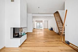<p>2060 het is niet zomaar een buurt het het is een buurt die jonge gezinnen, creatievelingen en fijnproevers aantrekt die centraal willen wonen.</p>
<p>En deze woning heeft véél in petto. Maar ze zoekt wel het juiste type koper.</p>
<p>Binnenstappen is meteen beklijven. De gerenoveerde ruimtes ademen kwaliteit, niet het soort dat je pas na twee jaar ziet schilferen, maar het soort dat je voelt zodra je de deur opendoet. Elk materiaal werd bewust gekozen. Elk detail klopt. Wat hier al aangepakt is, is gedaan met dure en duurzame materialen. Geen compromissen, geen shortcuts.</p>
<p>Maar de woning is nog niet helemaal af. De keuken moet er nog in. De deuren ook. En dat is precies de opportuniteit voor wie graag die laatste hand legt naar eigen smaak en stijl. De zware, dure en tijdrovende werken zijn achter de rug. Wat overblijft is het leukste deel: jouw stempel drukken op een woning die al een ijzersterke basis heeft.</p>
<p>2 slaapkamers verdelen zich over de verdiepingen, elk met karakter en ruimte.</p>
<p>Dan is er die ene ruimte die je niet verwacht maar nooit meer wil missen. De grote multifunctionele ruimte baadt in natuurlijk licht, van 's ochtends vroeg tot laat in de namiddag. Een atelier voor de kunstenaar, een thuiskantoor voor de ondernemer, een speelkamer voor de dromer. of toch gewoon lekker 2 extra slaapkamers? Hier beslis jij.</p>
<p>En de stadstuin? Groen, privé en precies groot genoeg om de stad buiten te houden wanneer je dat wil.</p>
<p>Deze woning zoekt geen koper die alles kant-en-klaar wil. Ze zoekt iemand met visie, smaak en zin om het verhaal af te maken. Ben jij dat?<br /><br />Extra's;<br />EPC: 343kWh/m2<br />Leuke stadstuin<br />Verrassend ruime woning!<br /><br />Wg, Vg, Vkr, Gvv, Gmo</p>