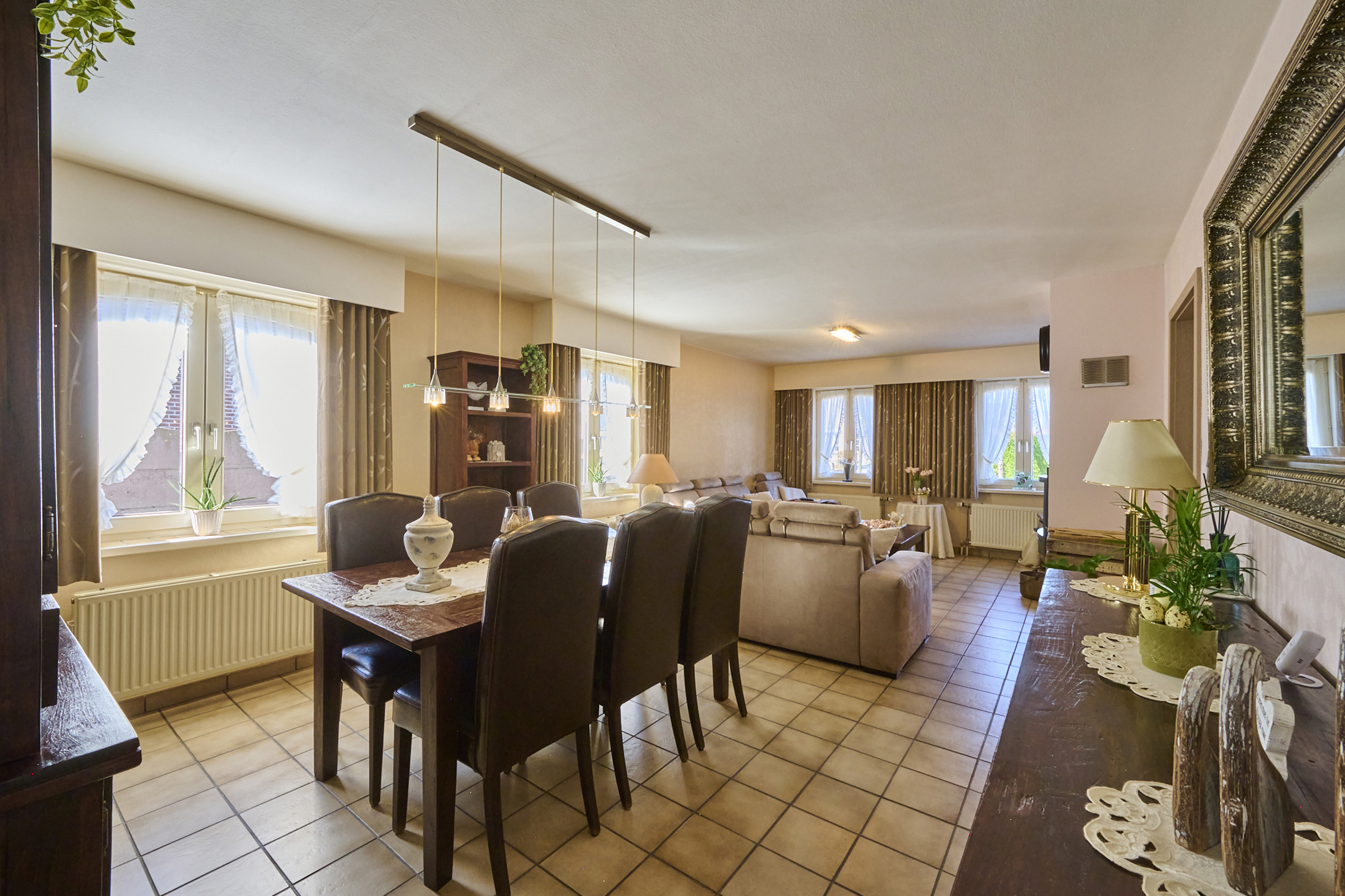 ZEER RUIME RUSTIG GELEGEN INSTAPKLARE GEZINSWONING OP 7ARE - foto 4