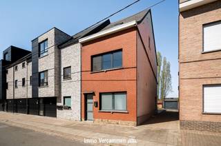 <p><span>Parfaite maison de 4 chambres à coucher, prête à être emménagée, idéalement située à Sint-Katelijne-Waver.</span></p><p><span> </span></p><p><span>Cette belle maison a été largement modernisée et optimisée en 2001. Au rez-de-chaussée, il y a un salon confortable et lumineux avec une cuisine ouverte adjacente, une maison idéale pour recevoir. À l'avant du rez-de-chaussée se trouve une salle de bains spacieuse avec baignoire d'angle, lavabo et toilettes. Une buanderie complète le tout. À l'étage, il y a quatre chambres au total. Et si vous ne voulez pas rester à l'intérieur, vous pouvez vous détendre sur la terrasse spacieuse et dans le jardin accueillant. Le parking et l'espace de stockage sont garantis grâce au garage spacieux.</span></p><p><span> </span></p><p><span>Une opportunité unique pour ceux qui recherchent une propriété tranquille à Sint-Katelijne-Waver, à proximité de la ville animée de Malines, des écoles, des magasins, des installations sportives et de loisirs.</span></p><p><span>La facilité d'accès est également un atout, une situation centrale entre Bruxelles et Anvers, à proximité de la ville de Malines, de la gare et de la piste cyclable.</span></p><p><span> </span></p><p><span>Visites uniquement sur rendez-vous, info sans engagement au bureau : 015/755 444 ou <span>info@immovercammen.be</span></span></p><p><span>Obligation de rénovation EPC : dans les 6 ans après l'achat = rénovation obligatoire jusqu'à l'étiquette D ou mieux.</span></p><p><span> </span></p>