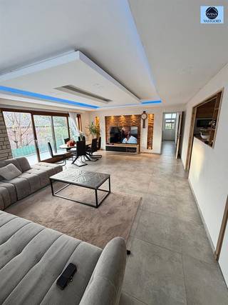 PROPRIÉTÉ AVEC ESPACE COMMERCIAL ET 3 CHAMBRESPrix demandé : 470 000 eurosCette propriété est en 2 parties, c'est à dire qu'au fond c'est un garage...