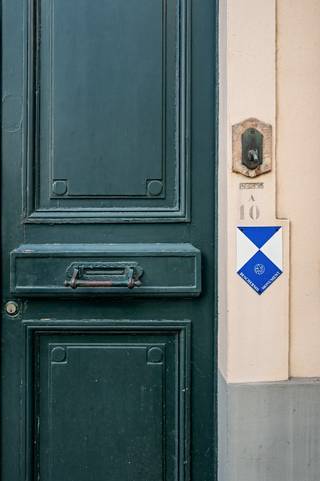 In het historische hart van Brugge bevindt zich een van de meest indrukwekkende herenhuizen van de stad. Dit uitzonderlijk brede hoekpand is...