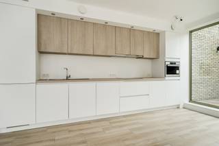 Modern en lichtrijk appartement met 2 slaapkamers en terras nabij Mechelen  Dit stijlvolle appartement is gelegen op de eerste verdieping van een...