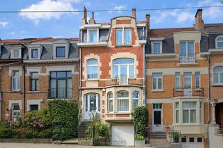 <strong>MAGNIFICENT TOWNHOUSE EXUDING GRANDEUR</strong>, marble accents and a <strong>CHARMING CITY GARDEN</strong> in Sint-Agatha-Berchem, with swift access to the <strong>EUROPEAN QUARTER</strong>. Built in <strong>1932</strong>, this distinguished residence captivates with <strong>ITS IMPRESSIVE ENTRANCE HALL CLAD IN CARRARA MARBLE</strong> and its generous, light-filled living spaces, <strong>INCLUDING A DRAWING ROOM, SITTING AREA, DINING ROOM AND KITCHEN. </strong>A <strong>GRACEFUL MARBLE STAIRCASE</strong> winds up to the first floor, where an elegant landing opens onto a refined study corner and <strong>A SUMPTUOUS MASTER SUITE COMPLETE WITH DRESSING ROOM AND A LUXURIOUSLY APPOINTED EN-SUITE BATHROOM</strong>. The second floor hosts a through-dressing area and <strong>TWO SPACIOUS BEDROOMS, EACH WITH ITS OWN SHOWER CORNER</strong>, while <strong>THE ATTIC LEVEL </strong>offers further potential for expansion. The lower ground floor comprises a <strong>DEEP INTEGRAL GARAGE</strong>, technical room, <strong>WINE CELLAR</strong>, storage space and laundry area. The delightful city garden forms a <strong>PRIVATE GREEN OASIS OF TRANQUILLITY</strong>. With a direct tram connection to the city centre and <strong>EXCELLENT ACCESS TO THE EUROPEAN INSTITUTIONS AND INTERNATIONAL OFFICES</strong>, this is a rare opportunity to combine <strong>PRESTIGE, SPACE AND LOCATION </strong>within an elegant urban setting.<br /> 