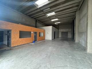 Deze kwalitatieve KMO-unit met 2 parkeerplaatsen is uitstekend gelegen in de nabijheid van de R4, de Meulestedebrug en het bedrijvige gebied rond...