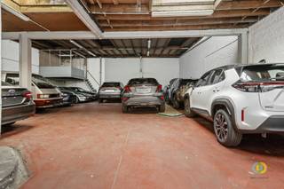 <p><span>Grand garage / entrepôt de 237 m² à louer à Vilvoorde. Vous recherchez un entrepôt spacieux, un garage ou un espace de travail supplémentaire ? Ce vaste local de pas moins de 237 m² offre de nombreuses possibilités pour le stockage, le remisage, le matériel ou les stocks.</span></p><p><span>De plus, le bien dispose d'une allée d'environ 25 m², où il est également possible de garer une voiture.</span></p><p><span>Un sous-sol denviron 43 m² est également disponible pour offrir un espace de rangement supplémentaire.</span></p><p><span>Une solution idéale pour les indépendants, les entreprises ou les particuliers qui ont besoin de beaucoup despace dans un endroit facilement accessible à Vilvoorde.</span></p><p><span>Cela vous intéresse ? Nhésitez pas à nous contacter pour plus dinformations ou pour organiser une visite.</span></p><p><span> </span></p>