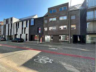 Ligging:Dit energiezuinig, instapklaar appartement is zeer centraal gelegen op wandelafstand van het marktplein van Geel. Alle faciliteiten (winkels,...
