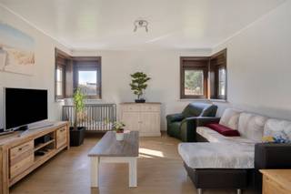 In een rustige doodlopende straat in Nederename bevindt zich deze instapklare alleenstaande gezinswoning, ideaal voor wie op zoek is naar ruimte, comfort en een groene omgeving.De benedenverdieping werd recent volledig gerenoveerd en beschikt over een nieuwe, moderne keuken die mooi aansluit bij de leefruimte. Hier geniet je van een aangename woonomgeving met veel licht en een mooi zicht op de tuin.Op de bovenverdieping bevinden zich 3 slaapkamers en een badkamer, waardoor deze woning perfect geschikt is voor een gezin of een jong koppel dat graag wat extra ruimte heeft.Een absolute troef van deze woning is de uitzonderlijk mooie en ruime tuin, waar je in alle rust kan genieten van het buitenleven. Daarnaast beschikt het perceel over een oprit, carport, werkplaats en tuinhuis, wat zorgt voor heel wat praktische mogelijkheden.De woning ligt in een residentiële en kindvriendelijke buurt, terwijl winkels, scholen en openbaar vervoer zich op korte afstand bevinden.Kortom, een gezellige gezinswoning op een rustige locatie, waar comfort en een groene omgeving perfect samenkomen.Meer informatie of een bezoek inplannen? Neem contact met Stein via 0468 41 38 48 of stein@immovercoutere.be