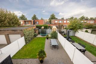<p><span>Dit zeer verzorgd duplexappartement combineert een lichtrijke woonverdieping met praktische ruimtes op het gelijkvloers. De twee slaapkamers, de polyvalente ruimte, de garage en de mooi aangelegde tuin met ruim terras vormen samen een aantrekkelijk geheel.</span></p>
<p><span>Gelijkvloers: 34m² + 30m² garage</span><br /><span>Via de gemeenschappelijke inkomhal op tegelvloer bereikt u een aparte gang. Hier bevinden zich een grote garage met elektrische poort, een wasplaats, een toilet, een polyvalente ruimte (11m²) en een bergplaats. De ruimtes zijn afgewerkt met een tegelvloer. Vanuit het gelijkvloers is er toegang tot het terras (48m²) en de verzorgde tuin, voorzien van een houtbergplaats en tuinverlichting. Een fijne plek om buiten te eten of te ontspannen.</span></p>
<p><span>Eerste verdieping: 85m²</span><br /><span>De inkomhal met berging geeft toegang tot de woonkamer (30m²), de badkamer en de twee slaapkamers. De mooie woonkamer op tegelvloer geniet van veel lichtinval. De schouw in Franse natuursteen met BARBAS-houtcassette zorgt voor extra sfeer.</span></p>
<p><span>De volledig ingerichte kwalitatieve keuken (2025) beschikt over een werkblad in blauwe steen, een anderhalve spoelbak, een inductiekookplaat, een dampkap en een heteluchtoven.</span></p>
<p><span>De badkamer (2008) is uitgerust met een inloopdouche, een toilet, een lavabo in meubel en een handdoekdroger. Beide slaapkamers hebben een laminaatvloer. Eén slaapkamer beschikt bovendien over een kast en geeft toegang tot het terras, vanwaar u ook de tuin kunt bereiken d.m.v. een buitentrap.<br /><br />De oprit voor de garage biedt plaats aan twee wagens.<br /><br /></span><span>Het appartement ligt in een woonomgeving met buurtvoorzieningen zoals winkels en openbaar vervoer in de omgeving. Het nabijgelegen speelpark Distelhoek biedt bijkomende ontspanningsmogelijkheden voor kinderen.<br /><br /><span>Extra:<br /></span>* CV op gas 2010<br />* PVC ramen 2011<br />* Rolluiken achteraan<br />* Elektrische poort 2011<br /><br />Mits het plaatsen van isolatie aan het plafond van de gelijkvloerse verdieping kan het EPC verbeterd worden richting een B-label!<br /><br /></span></p>