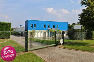 INDUSTRIEEL GEBOUW met ruime productiehal en kantoorgedeelte, in uitstekende staat, gelegen op het industrieterrein "OVERHAEM" te Tongeren.-...