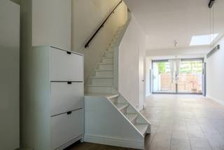 Deze volledig gerenoveerde woning met vier slaapkamers en twee badkamers is meteen beschikbaar en instapklaar. De woning is ideaal gelegen tussen...