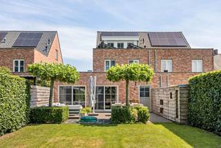 Deze aangename gezinswoning, gebouwd in 2011, verkeert in uitstekende staat van onderhoud en is volledig instapklaar. De woning is energiezuinig (EPC A) en combineert comfort, ruimte en een strategische ligging nabij de Nederlandse grens.<br />Deze eigendom bestaat uit inkomhal, ruime woonkamer met open keuken, bergruimte/wasplaats, inpandige garage, badkamer met douche en ligbad, volledig afgewerkte tweede verdieping met 4e slaapkamer met aansluitende dressing of volwaardige 5e slaapkamer en praktische zolderruimte.<br /><br />Gelijkvloers:<br />We betreden de woning via de inkomhal met apart gastentoilet. Hierlangs komen we binnen in de ruime en lichtrijke woonkamer voorzien van een sfeervolle gashaard. De open keuken is volledig geïnstalleerd met inductievuur, combi oven/stoomoven, koelkast en vaatwasmachine. Deze ruimte geeft een aangenaam open uitzicht achteraan op agrarisch gebied. Aansluitend vinden we een zeer ruime berging/wasplaats terug die ook toegang geeft tot de achterliggende tuin en voorzien is van ingemaakte kasten.<br /><br />Eerste verdieping:<br />Op deze verdieping bevinden er zich 3 ruime slaapkamers, alsook een mooi afgewerkte badkamer met zowel douche als ligbad. Het toilet is apart voorzien.<br /><br />Tweede verdieping:<br />Een vaste trap brengt ons naar de tweede verdieping die recentelijk volledig is afgewerkt. Deze verdieping is voorzien van 2 volwaardige slaapkamers of master bedroom met ruime aansluitende dressing. Via deze laatste ruimte is er nog een extra zolder via een vlizotrap bereikbaar.<br /><br />Tuin:<br />In de tuin is het aangenaam vertoeven aangezien u hier kan genieten op het aangelegde terras van de namiddag/avondzon en een groen uitzicht op de weilanden en paardenwei. De tuin is eveneens voorzien van de nodige schaduwplekken door de aanwezigheid van een volwassen eikenboom.<br /><br />Bijzonderheden:<br />- Zeer energiezuinige woning (label A) met aanvullend hoogwaardige installaties. 22 zonnepanelen (8,8 kWp), 16,4 kWh thuisbatterij, hybride warmtepomp, 2 airco's, ruimte gestuurde verwarming, 3-fasen elektriciteit waardoor deze geschikt is voor het aansluiten van een laadpaal<br />- Woning is in 2025 volledig geschilderd en voorzien van vliegenramen<br />- 3 volwaardige woonverdiepingen met mogelijkheden voor het installeren van een thuiskantoor<br />- Strategische ligging nabij de Nederlandse grens en autosnelweg naar Nederland/Antwerpen