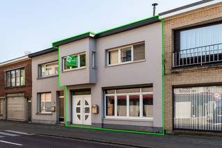 Op een gunstige ligging in Brasschaat bevindt zich deze te renoveren woning met tal van mogelijkheden. De woning is onderworpen aan de renovatieplicht, wat u de kans biedt om het geheel volledig naar eigen smaak en hedendaagse normen te vernieuwen. De voorgevel en het raamwerk in de voorgevel, werden in 2015 reeds vernieuw/geïsoleerd. <br /><br />De indeling is als volgt: u betreedt de woning via de inkomhal, die toegang geeft tot de lichtrijke leefruimte. Aansluitend bevindt zich de eetruimte en de keuken, waar ook de Vaillant-ketel is geïnstalleerd. Op het gelijkvloers zijn verder een bureauruimte (10 m²), een veranda, een apart toilet en een badkamer aanwezig, uitgerust met douche, lavabomeubel en aansluiting voor een wasmachine.<br /><br />Op de eerste verdieping vindt u een nachthal die toegang geeft tot meerdere slaapkamers van (9 m², 19 m², 12,5 m² en 10 m²). Daarnaast is er een tweede toilet (ca. 2 m²) en een extra veranda (ca. 5 m²).<br /><br />Buiten beschikt de woning over een terras, tuinberging (ca. 3,5 m²) en een aparte berging (ca. 3,5 m²). Tot slot is er ook een berging aanwezig die toegang geeft tot de kelder (ca. 13,5 m²), ideaal als extra opslagplaats.<br /><br />Troeven:<br />+ Gunstige locatie<br />+ 4 slaapkamers<br />+ Veranda<br />+ Veel potentieel<br />+ zonnige tuin <br /><br />Interesse in deze woning? Contacteer ons op 03 337 50 70 of via info@vbvastgoed.be.