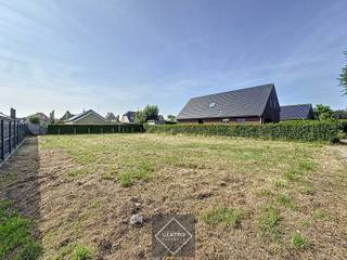 In één van de rustigste straten van Uitkerke ligt dit ZUIDgericht perceel bouwgrond verscholen!<br /><br /><strong><u>Kenmerken:</u></strong><br />- Geen bouwverplichting!<br />- Vrije keuze van aannemers!<br />- ZUIDgericht!<br />- Bouwvoorschriften op aanvraag.<br /><br />Zeer INTERESSANT perceel bouwgrond op fiets- en wandelafstand van winkels, scholen, het openbaar vervoer en het strand! Aarzel zeker niet om ons te contacteren voor verdere info: 050/70.01.02 - info@centro.be.
