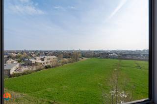 Op een uitstekende locatie te Bredene bevindt zich, op de 5de verdieping, dit gezellige appartement met twee slaapkamers en terras met uitzicht op...