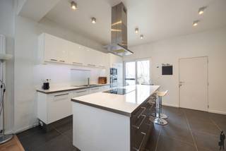 <p>Op zoek naar een ruime bel-étage met veelzijdige mogelijkheden in Antwerpen?<br />Dan is deze woning aan de Vlagstraat zeker het ontdekken waard!<br /><br />De buurt biedt het beste van twee werelden: een vlotte bereikbaarheid én een aangenaam, groen karakter. U geniet er van de nabijheid van het gezellige Krugerplein, het uitgestrekte Park Spoor Noord én het prachtige Rivierenhof — drie van de meest gegeerde groene plekken in de stad. Winkels, invalswegen, openbaar vervoer en andere stadsvoorzieningen bevinden zich hier binnen handbereik.<br /><br />Op het gelijkvloers beschikt u over een uitzonderlijk grote ruimte met plaats voor maar liefst 3 wagens. Deze verdieping leent zich daarnaast perfect voor het uitoefenen van een vrij beroep, een praktijk of een zelfstandige activiteit aan huis.<br />De eerste verdieping verwelkomt u in een lichtrijke leefruimte van ca. 40 m², gekenmerkt door hoge plafonds en een aangenaam ruimtegevoel. De open keuken sluit naadloos aan en geeft toegang tot het terras van ca. 30 m², waar u geniet van ochtend- en middagzon.<br /><br />Op de tweede en hoogste verdieping bevinden zich twee volwaardige slaapkamers en een aparte bureauruimte, die ook perfect kan dienen als derde slaapkamer of dressing. De badkamer werd in 2018 vernieuwd en voorzien van alle modern comfort. Extra comfort wordt voorzien door de aanwezige airco's.</p>