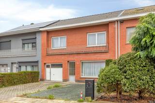 <p><span>SOLIDE EN RUIME GEZINSWONING MET 3 SLAAPKAMERS, GARAGE EN TUIN OP 6A 75CA.</span></p><p><span>Het huis is rustig gelegen langsheen de Donkstraat in het landelijke Ruisbroek. De nabijheid van de N16 en A12 verzekert een vlotte bereikbaarheid.</span></p><p><span>De woning heeft een degelijke structuur en beschikt over een condensatieketel op aardgas en geïsoleerd dak. </span></p><p><span>Het pand biedt heel wat potentieel mits het uitvoeren van een aantal renovatiewerken.</span></p><p><span> </span></p><p><span>Gelijkvloers: Inkomhal / ruime leefruimte met eetplaats en salon (34 m²) / keuken met basistoestellen / garage - bergplaats.</span></p><p><span>1ste verd.: Nachthal / 3 ruime slaapkamers (4 x 3,85m; 3,75 x 3m; 14 m²) / grote badkamer met wastafel en ligbad met douchestang.</span></p><p><span>Zolder met extra bergruimte.</span></p><p><span> </span></p><p><span>De leuke en grote tuin is een extra troef.</span></p>