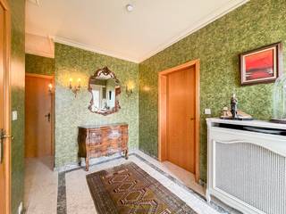 <br /><br />RUIME VILLA met een BEWOONBARE OPPERVLAKTE van ca. 324 m², gelegen op een UITGESTREKT PERCEEL van ca. 2.125 m² op slechts 2 km van het CENTRUM VAN WAREGEM. Deze eigendom combineert een RUSTIGE, LANDELIJKE LIGGING met een UITSTEKENDE BEREIKBAARHEID, waardoor u geniet van het beste van twee werelden. Winkels, scholen, openbaar vervoer en INVALSWEGEN bevinden zich bovendien op KORTE AFSTAND. Dankzij de ROYALE VOLUMES en de DOORDACHTE INDELING biedt deze woning een UITSTEKENDE BASIS om mits MODERNISERING uit te groeien tot een RUIME GEZINSWONING.<br />De indeling gaat als volgt: via de inkomhal met gastentoilet en aparte bureauruimte heeft u toegang tot de lichtrijke woonkamer, waar grote raampartijen zorgen voor een aangenaam contact met de tuin. Aansluitend bevindt zich de ingerichte keuken, die rechtstreeks toegang biedt tot de inpandige garage. Op de tussenverdieping vindt u 2 slaapkamers en een te moderniseren badkamer. De 1ste verdieping beschikt over nog eens 2 bijkomende slaapkamers en een uiterst ruime zolder, die tal van mogelijkheden biedt voor het creëren van extra slaapkamers, een hobbyruimte, bureau of speelkamer.<br />Buitenshuis geniet u van een ruime oprit, een aangenaam terras en een groene tuin met open zicht op de omgeving, waar rust en privacy centraal staan.<br /><br />Adres: Gentse Heerweg 72 te Waregem<br /><br />EPC: 468kWh/m², G-score en P-score A, Renovatieverplichting van toepassing, Bestuursmaatregelen in het maatregelenregister: Neen