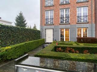 Gelijkvloers appartement van ca. 105 m² met 2 slpk, 2 badk en ruim terras van ca. 23 m².Het appartement is voorzien van :- Een inkomhal met toilet en...