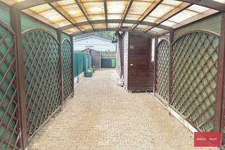 Vakantieverblijf met 3 slaapkamers, badkamer en leefruimte met open keuken. De woning zal verkocht worden inclusief de roerende goederen. U...